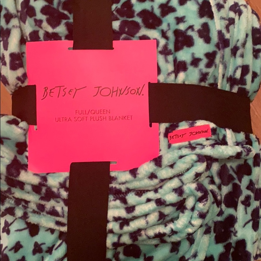 Betsey Johnson full/queen throw nwt